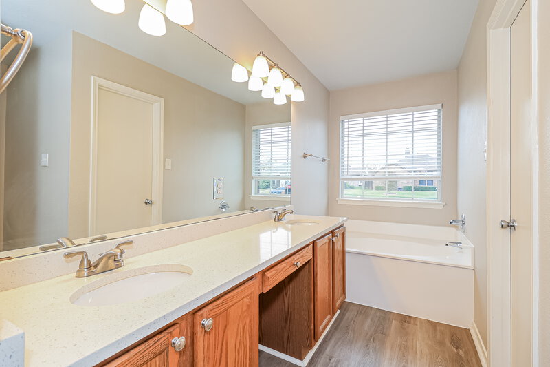 2,180/Mo, 113 Oak Hollow Ln Red Oak, TX 75154 Main Bathroom View