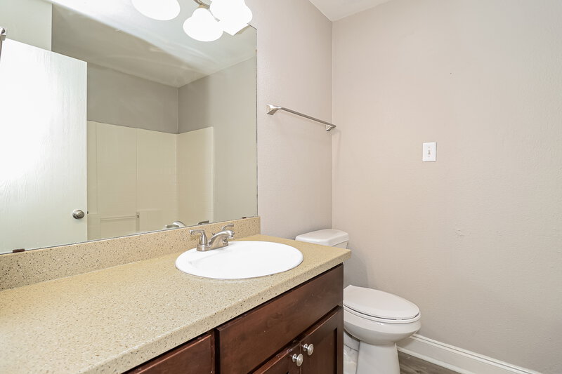 2,180/Mo, 113 Oak Hollow Ln Red Oak, TX 75154 Bathroom View