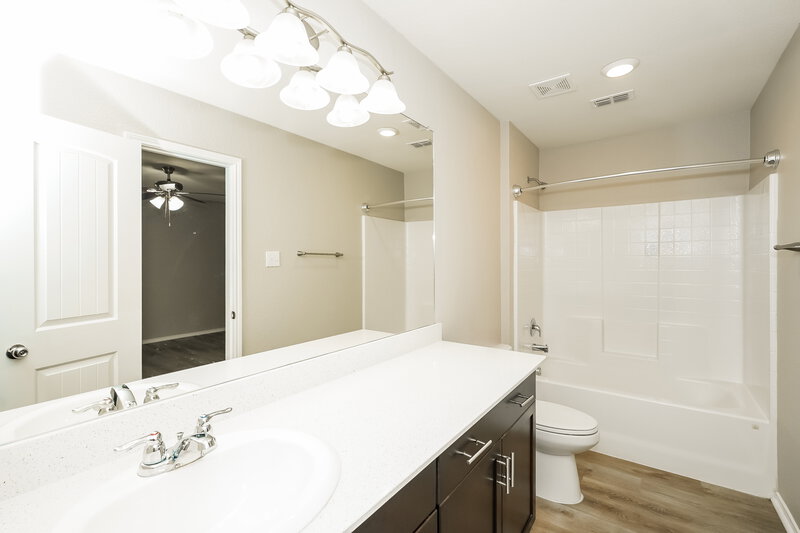 1,800/Mo, 1153 Skyline Dr Hutchins, TX 75141 Main Bathroom View