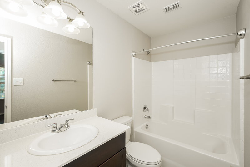 1,800/Mo, 1153 Skyline Dr Hutchins, TX 75141 Bathroom View