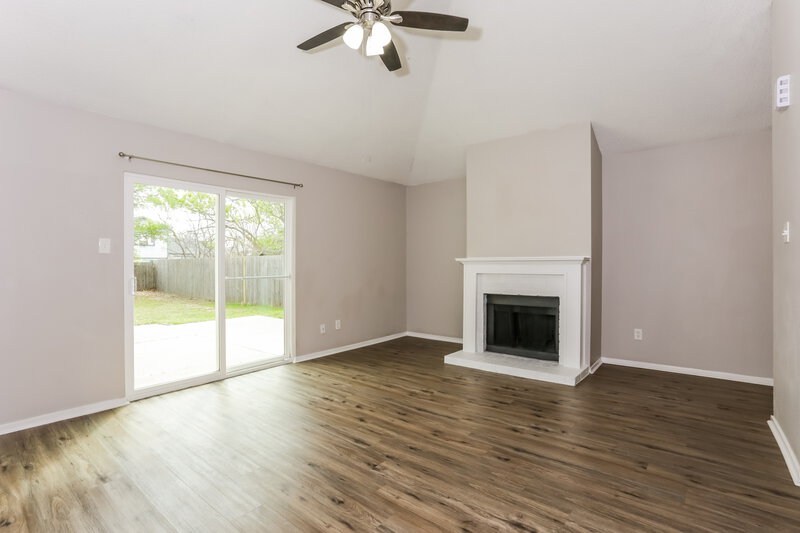 2,000/Mo, 605 Cox St Cedar Hill, TX 75104 Living Room View 2