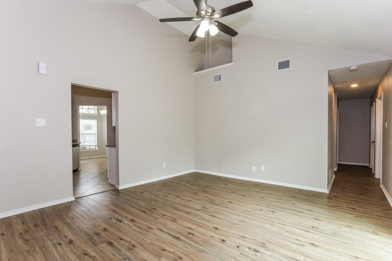 2,000/Mo, 605 Cox St Cedar Hill, TX 75104 Living Room View 3