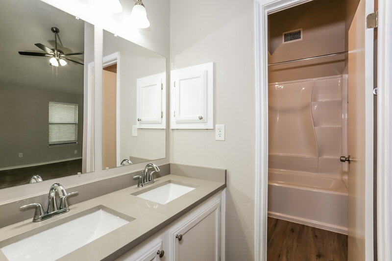 2,000/Mo, 605 Cox St Cedar Hill, TX 75104 Main Bathroom View