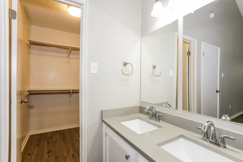 2,000/Mo, 605 Cox St Cedar Hill, TX 75104 Main Bathroom View 2