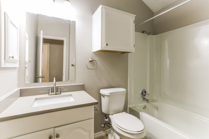 2,000/Mo, 605 Cox St Cedar Hill, TX 75104 Bathroom View