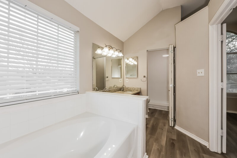 2,525/Mo, 403 Windhurst Dr Grand Prairie, TX 75052 Main Bathroom View