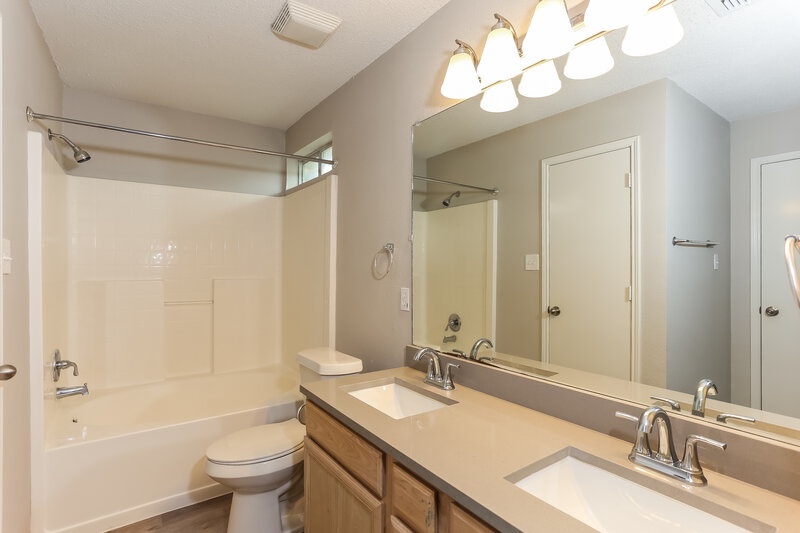2,070/Mo, 7445 Arbor Hill Dr Fort Worth, TX 76120 Main Bathroom View