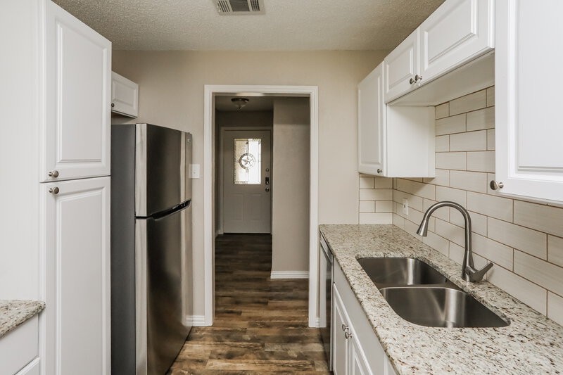 2,830/Mo, 616 Circleview Dr Mansfield, TX 76063 Kitchen View 2