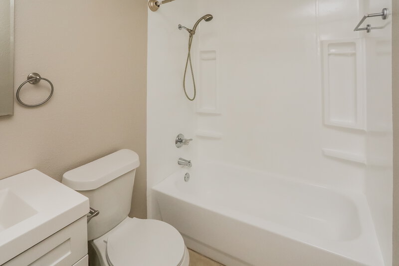 2,830/Mo, 616 Circleview Dr Mansfield, TX 76063 Main Bathroom View