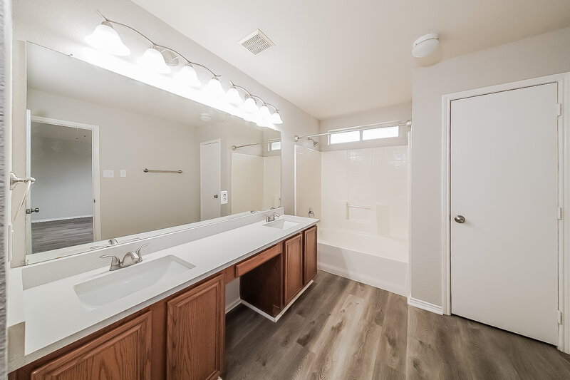 2,680/Mo, 9809 Rockledge Rd Fort Worth, TX 76108 Main Bathroom View