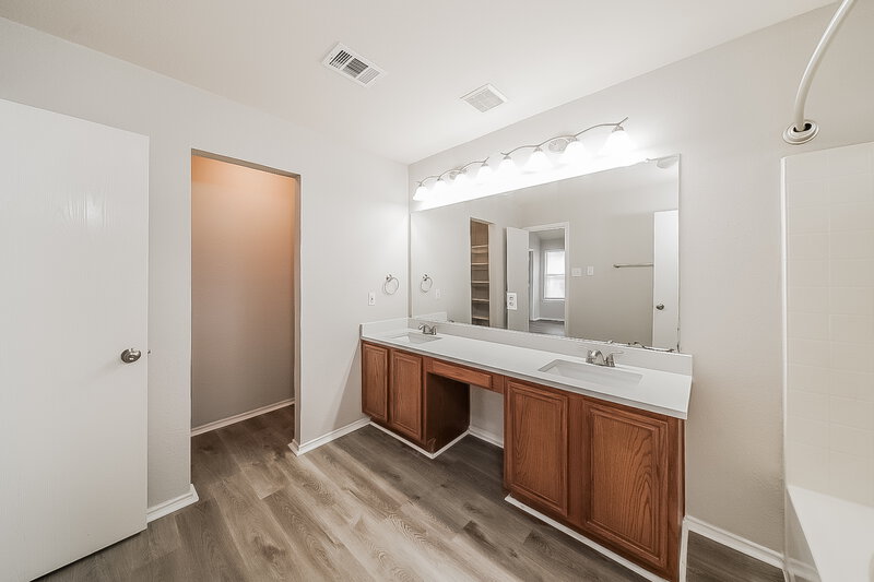 2,680/Mo, 9809 Rockledge Rd Fort Worth, TX 76108 Main Bathroom View 2