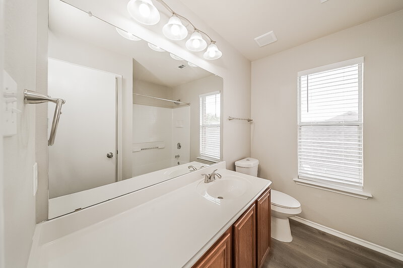 2,680/Mo, 9809 Rockledge Rd Fort Worth, TX 76108 Bathroom View