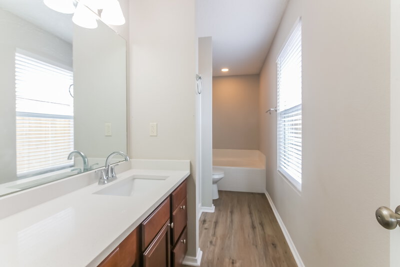 2,110/Mo, 10769 Braemoor Dr Haslet, TX 76052 Main Bathroom View