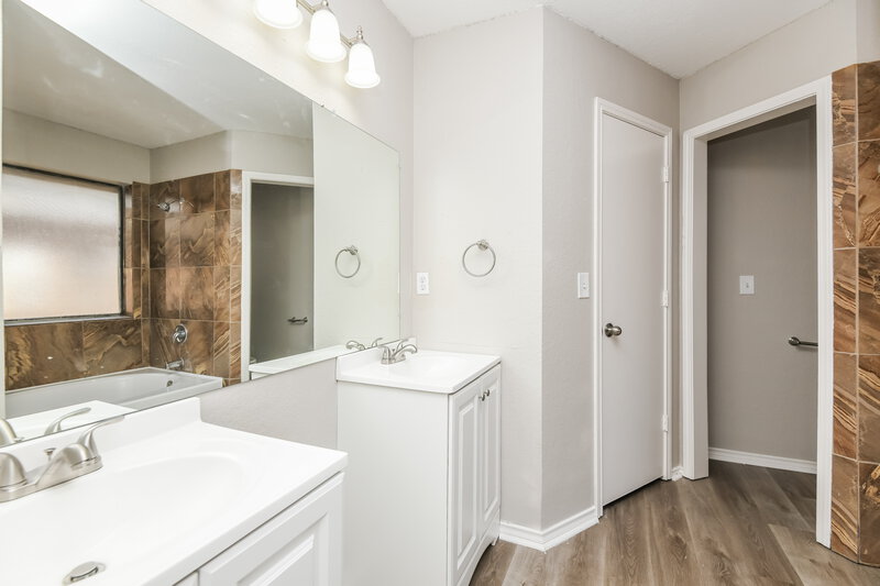 1,940/Mo, 1202 Harvell Dr Cedar Hill, TX 75104 Main Bathroom View
