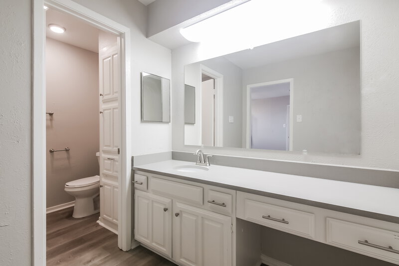 2,315/Mo, 3702 Palomino Dr Arlington, TX 76017 Main Bathroom View