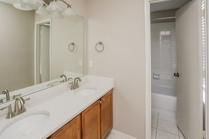 3,225/Mo, 1919 Berkeley Dr Glenn Heights, TX 75154 Main Bathroom View