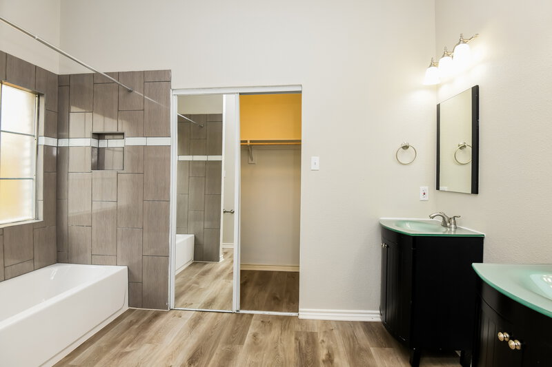2,345/Mo, 4605 Birchbend Ln Fort Worth, TX 76137 Main Bathroom View