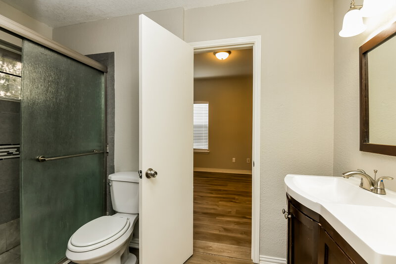 2,345/Mo, 4605 Birchbend Ln Fort Worth, TX 76137 Bathroom View 2