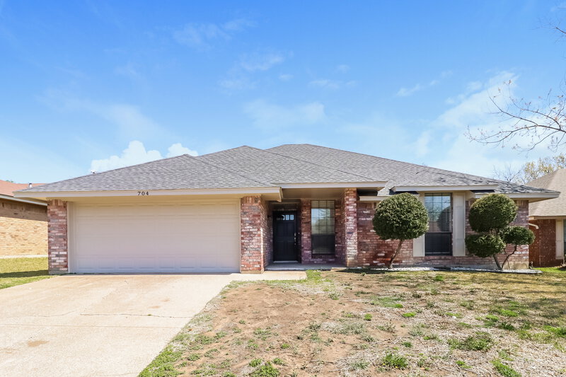 2,105/Mo, 704 Parkview Dr Burleson, TX 76028 External View