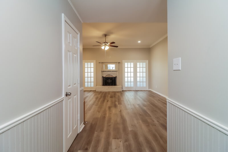 2,105/Mo, 704 Parkview Dr Burleson, TX 76028 Foyer View
