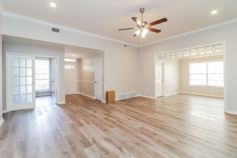 2,105/Mo, 704 Parkview Dr Burleson, TX 76028 Living Room View