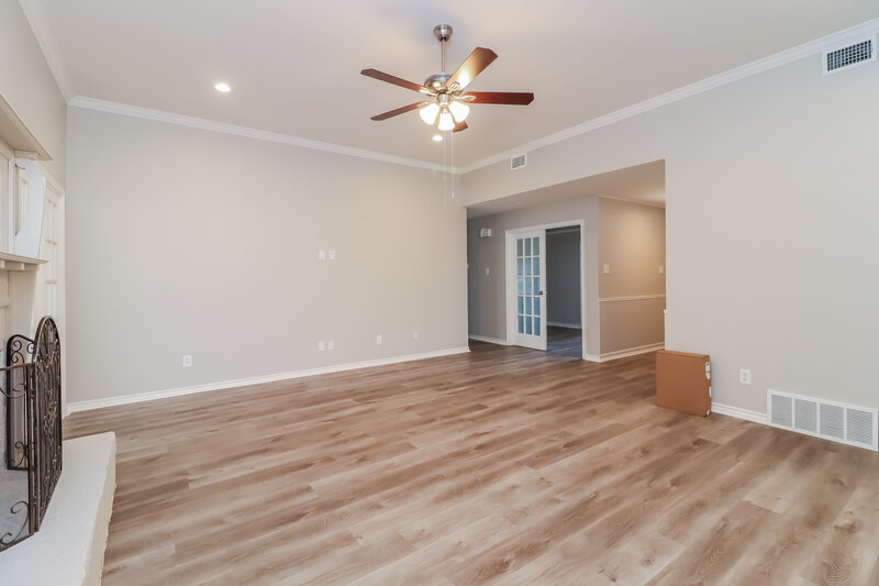 2,105/Mo, 704 Parkview Dr Burleson, TX 76028 Living Room View 2