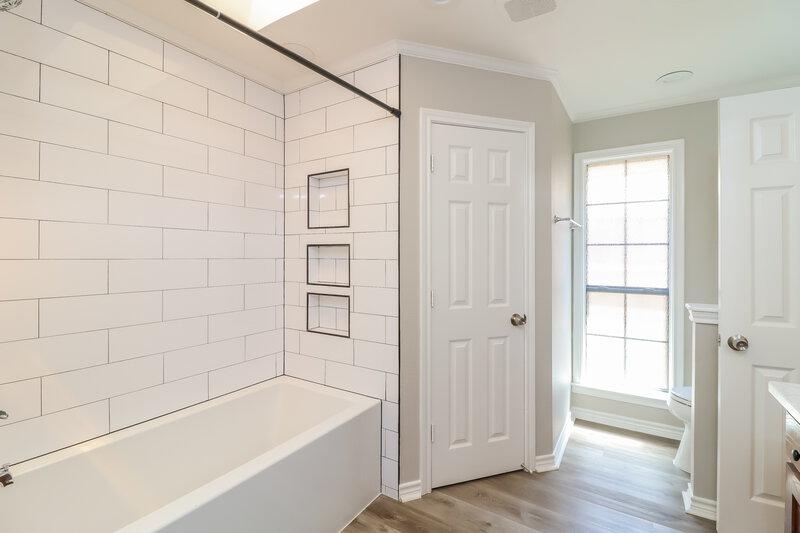 2,105/Mo, 704 Parkview Dr Burleson, TX 76028 Main Bathroom View