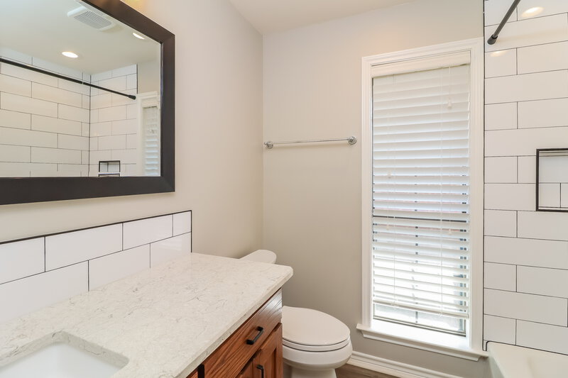 2,105/Mo, 704 Parkview Dr Burleson, TX 76028 Bathroom View