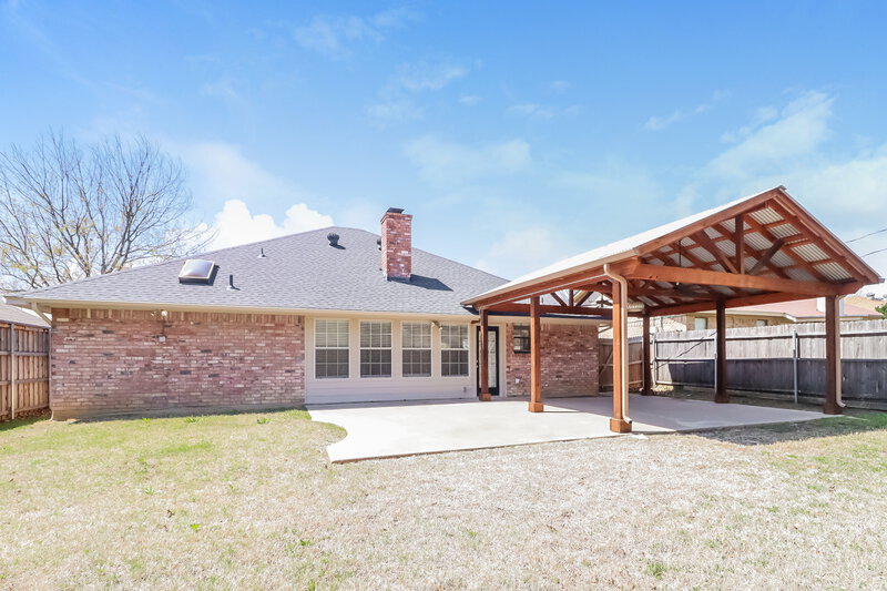 2,105/Mo, 704 Parkview Dr Burleson, TX 76028 Rear View