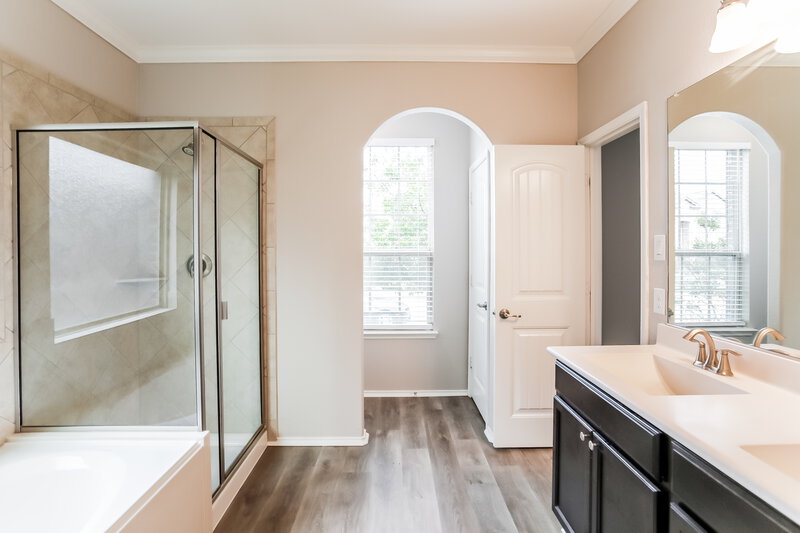 2,560/Mo, 617 Pawnee St Aubrey, TX 76227 Main Bathroom View