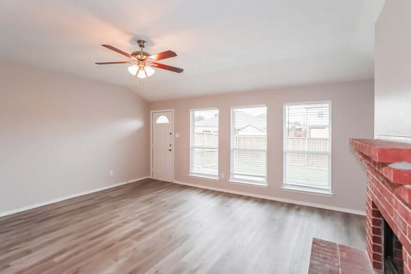 2,200/Mo, 605 Canyon Pl Desoto, TX 75115 Living Room View 2