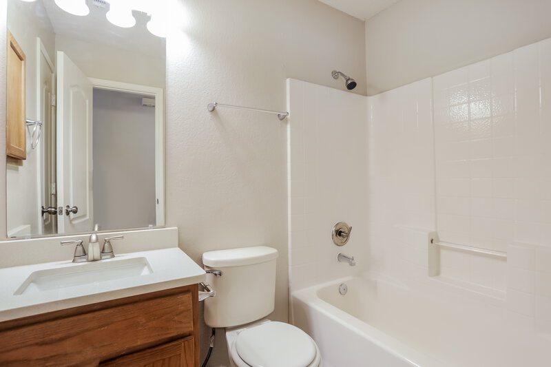 2,780/Mo, 612 Grove Mnr Cedar Hill, TX 75104 Bathroom View