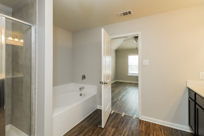 2,300/Mo, 1400 Conley Ln Crowley, TX 76036 Main Bathroom View
