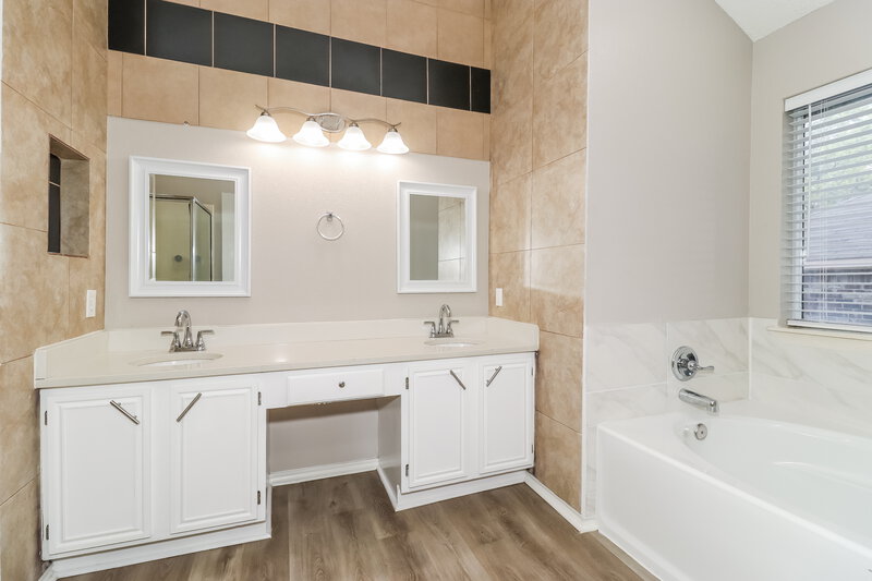 2,295/Mo, 8707 Woodfell Ct Dallas, TX 75249 Main Bathroom View