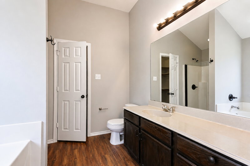 2,220/Mo, 1104 Monticello Dr Azle, TX 76020 Main Bathroom View