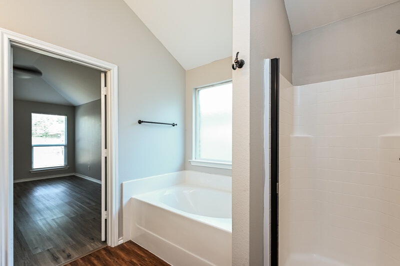 2,220/Mo, 1104 Monticello Dr Azle, TX 76020 Main Bathroom View 2