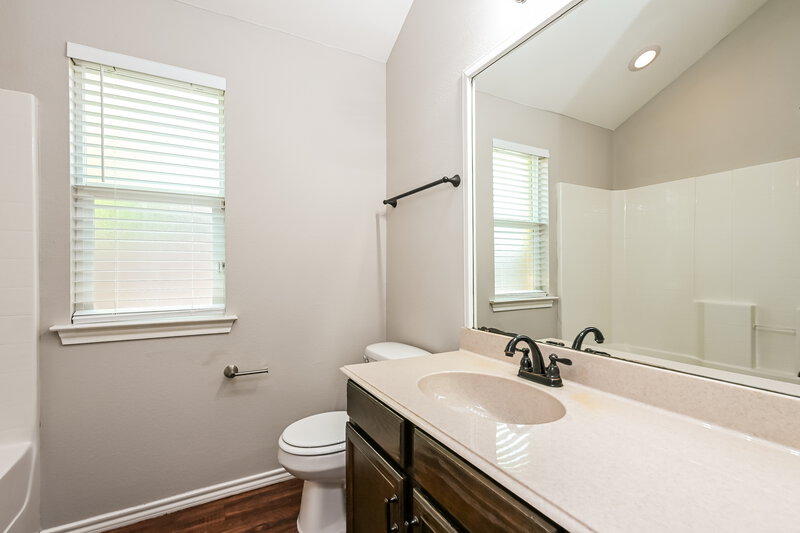 2,220/Mo, 1104 Monticello Dr Azle, TX 76020 Bathroom View