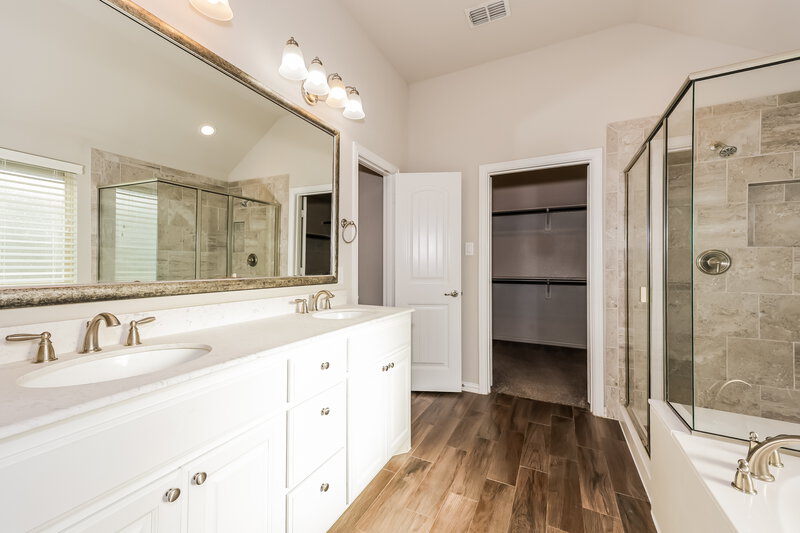 3,275/Mo, 421 Noble Nest Dr Midlothian, TX 76065 Main Bathroom View
