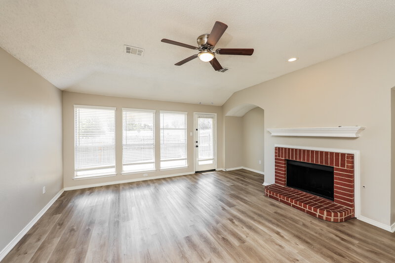 2,520/Mo, 4218 Baccarat Dr Garland, TX 75043 Living Room View 2