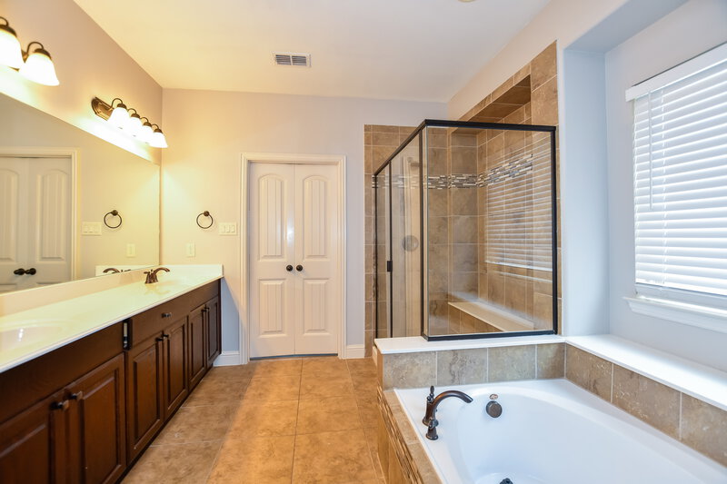 2,860/Mo, 1105 Highgate Rd Forney, TX 75126 Bathroom View