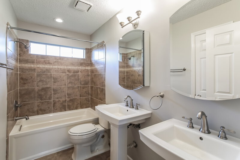 2,460/Mo, 5100 Hot Springs Trl Fort Worth, TX 76137 Bathroom View