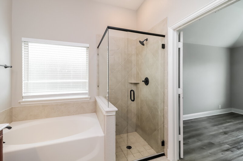2,490/Mo, 424 Shirley Dr Alvarado, TX 76009 Main Bathroom View