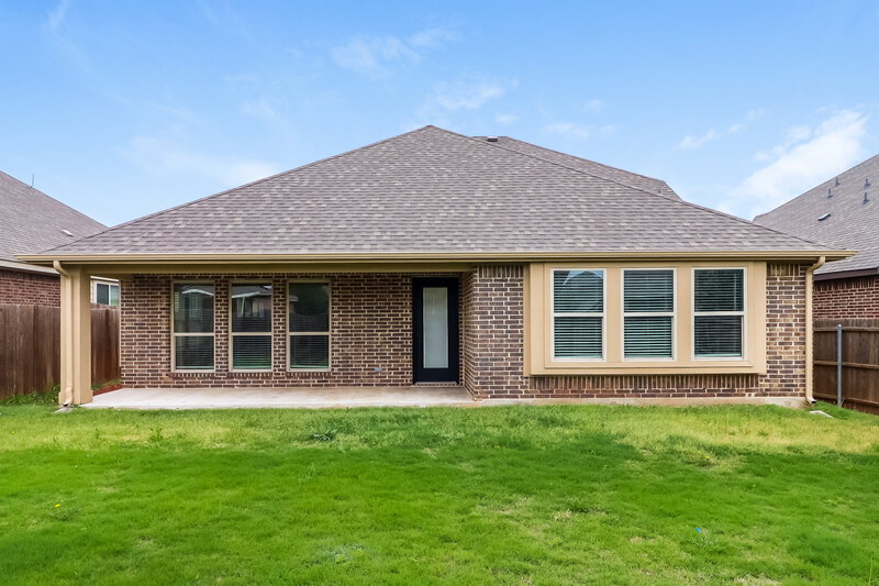 2,490/Mo, 424 Shirley Dr Alvarado, TX 76009 Rear View