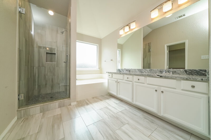 2,165/Mo, 1005 Fort Apache Dr Haslet, TX 76052 Main Bathroom View