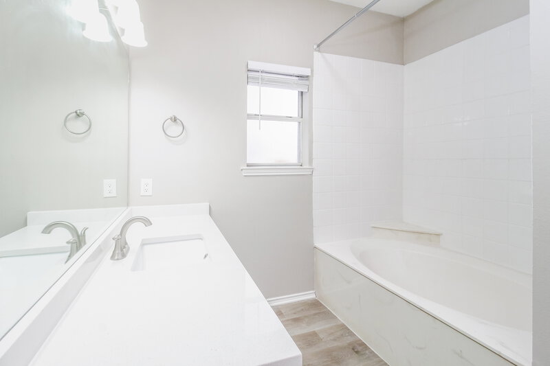 2,165/Mo, 6321 Longmont Trl Fort Worth, TX 76179 Main Bathroom View