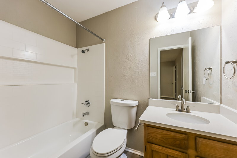 1,745/Mo, 1301 Southridge Dr Lancaster, TX 75146 Main Bathroom View