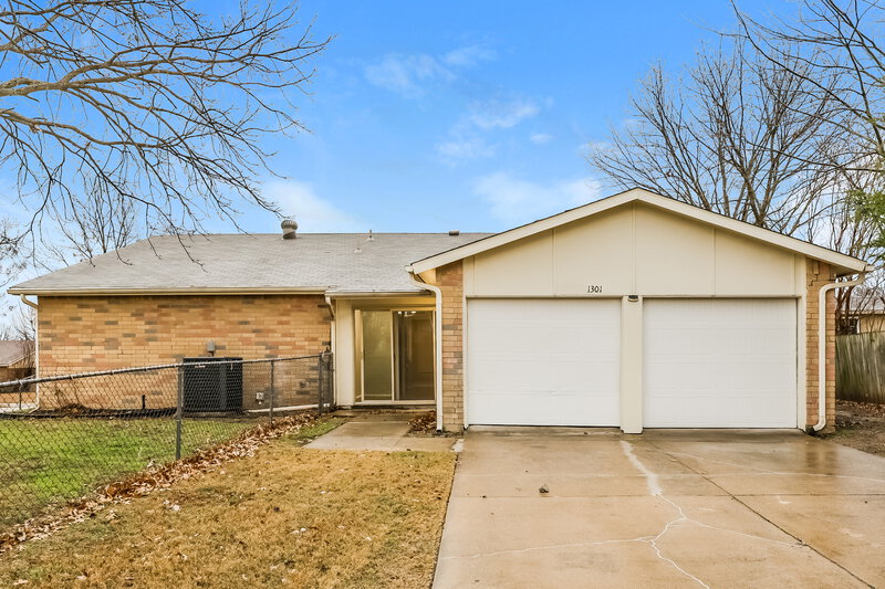 1,745/Mo, 1301 Southridge Dr Lancaster, TX 75146 Rear View