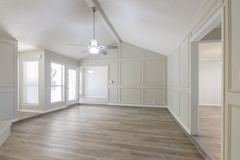 2,355/Mo, 3516 Jasmine Trl Arlington, TX 76017 Living Room View 2