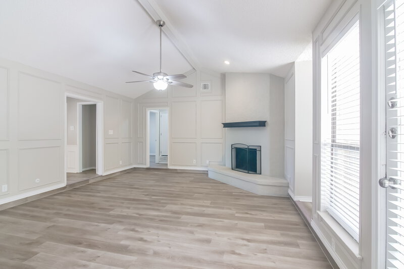 2,355/Mo, 3516 Jasmine Trl Arlington, TX 76017 Living Room View 3