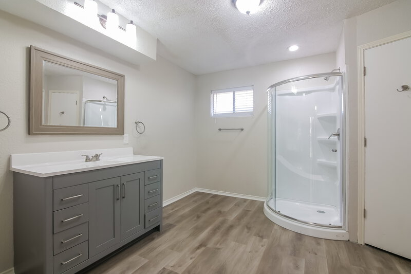 2,355/Mo, 3516 Jasmine Trl Arlington, TX 76017 Main Bathroom View